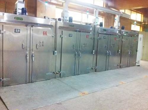 O forno utilizado no processo de imersão e secagem de bobinas de transformador de curagem na produção da indústria de transformadores